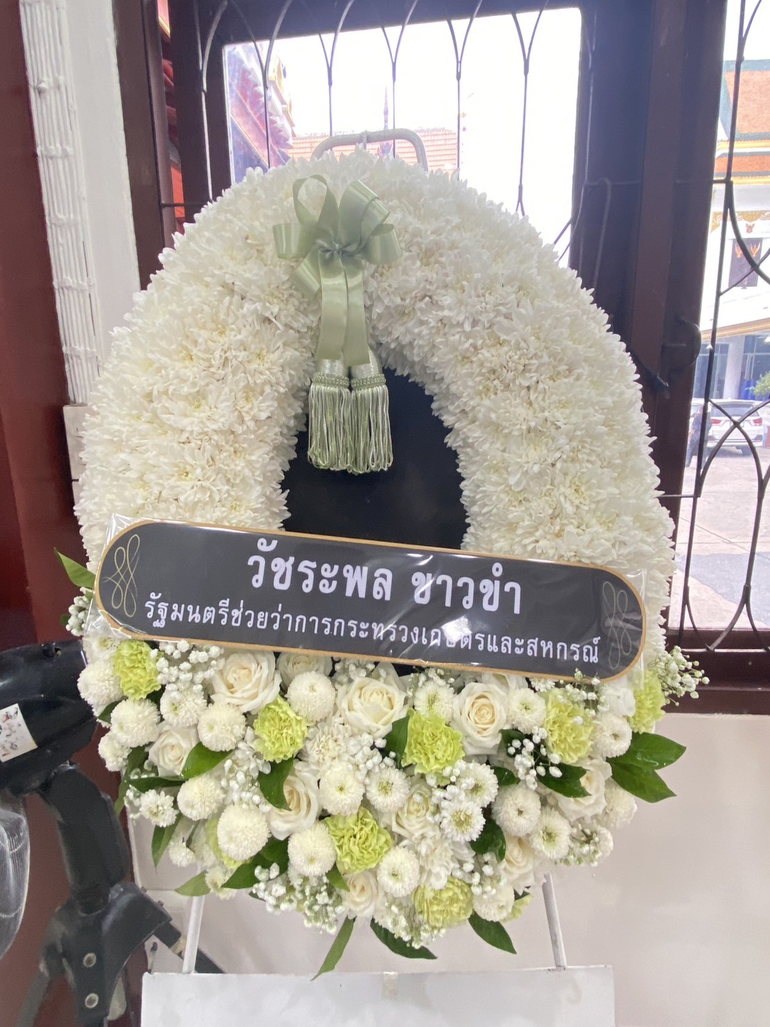 พวงหรีดดอกไม้สดสีขาว กุหลาบและเบญจมาศ จัดส่งจริงที่วัดสีกัน เขตดอนเมือง โดย StyleWreath