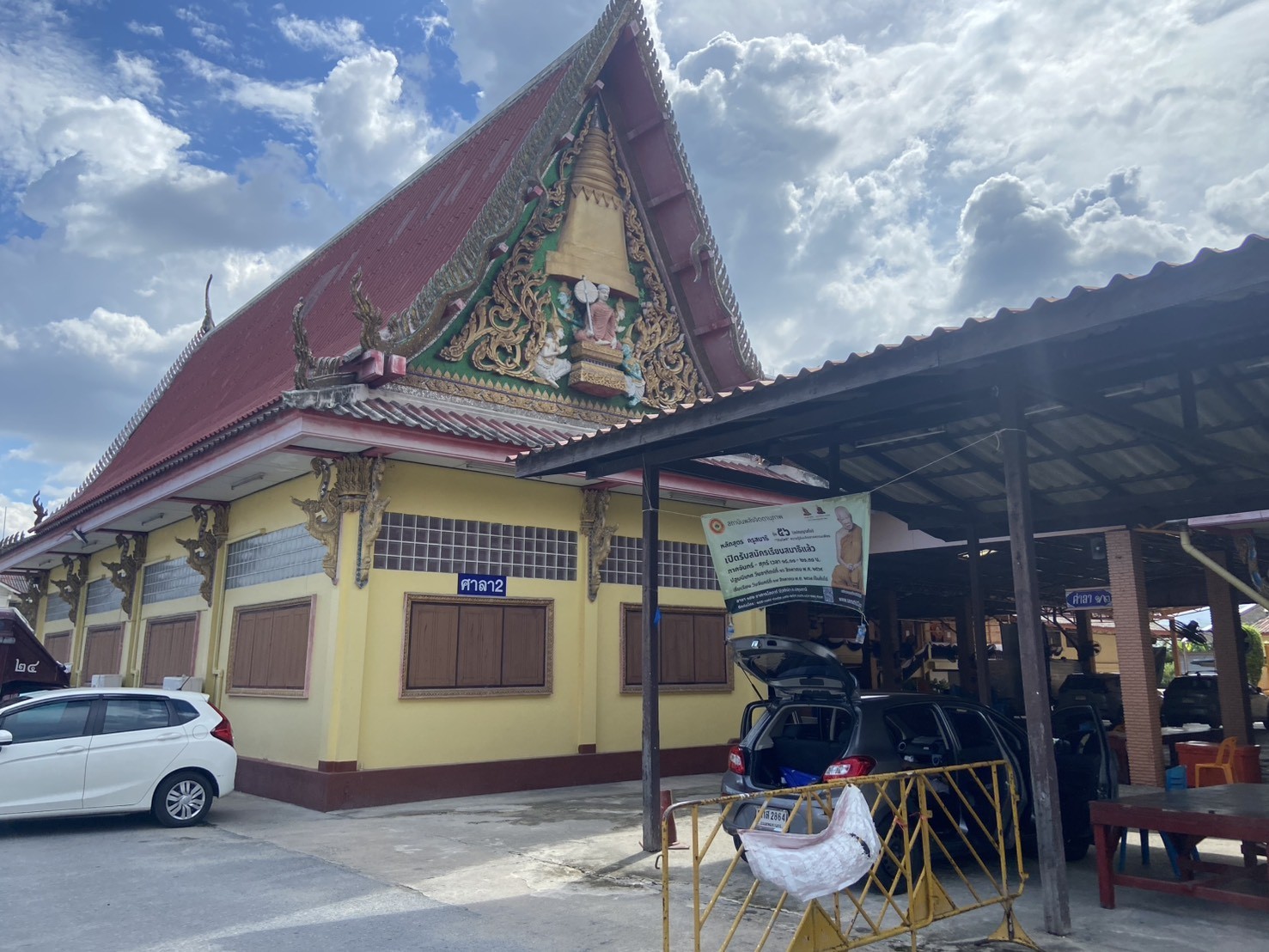 อาคารศาลา 2 ภายในวัดสีกัน เขตดอนเมือง จุดประกอบพิธีสวดพระอภิธรรมและจัดวางพวงหรีด