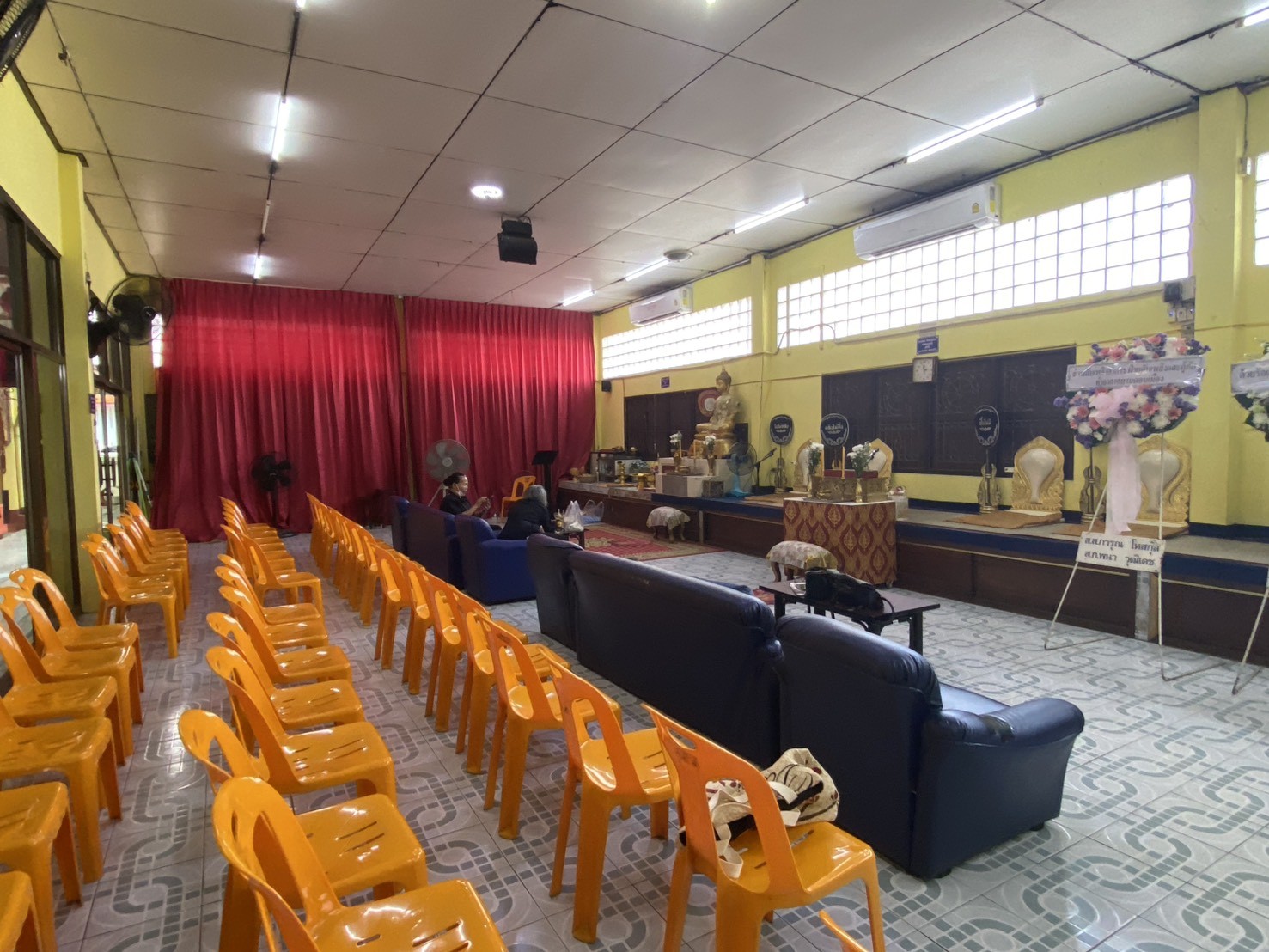 บรรยากาศภายในศาลาสวดพระอภิธรรม วัดสีกัน จัดเตรียมที่นั่งพร้อมสำหรับผู้มาร่วมงาน