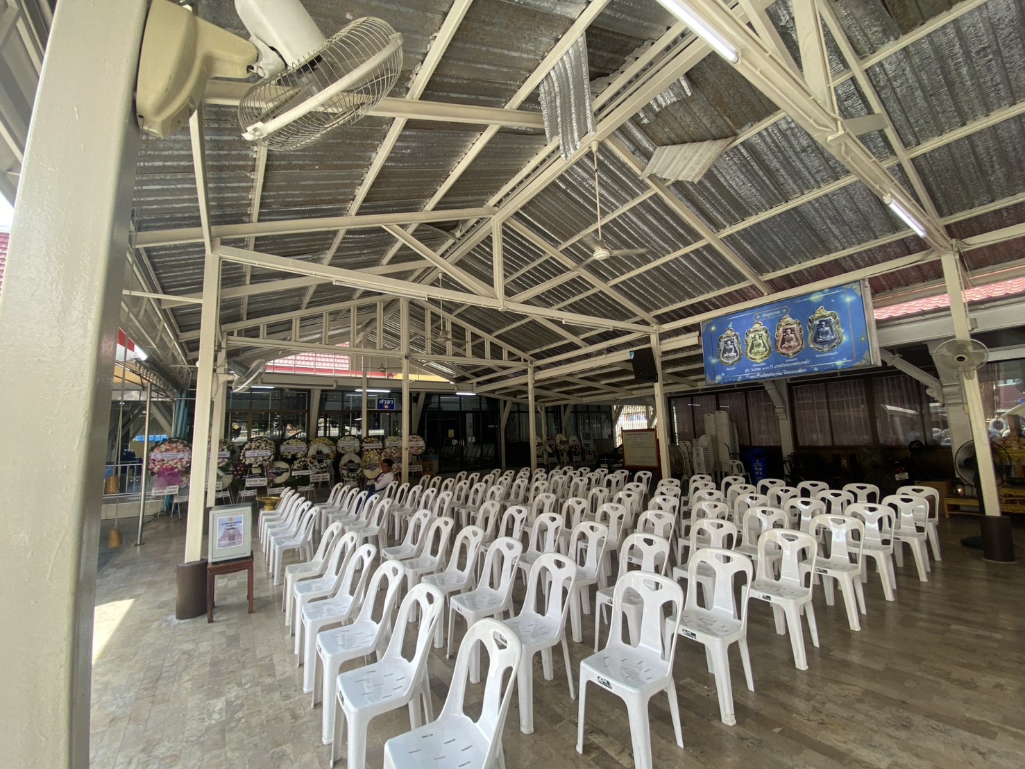 แถวที่นั่งจัดเตรียมพร้อมในศาลาวัด รองรับงานพิธีในพื้นที่นนทบุรี