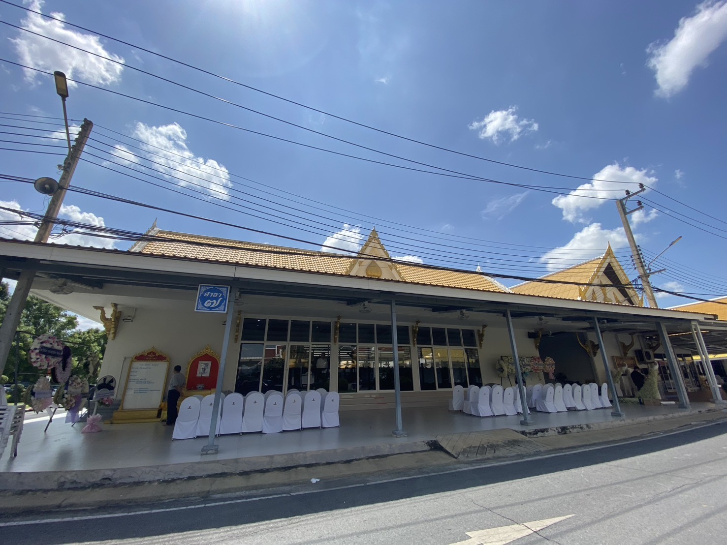 เจ้าหน้าที่จัดส่งพวงหรีดถึงหน้าศาลาวัดในพื้นที่นนทบุรี