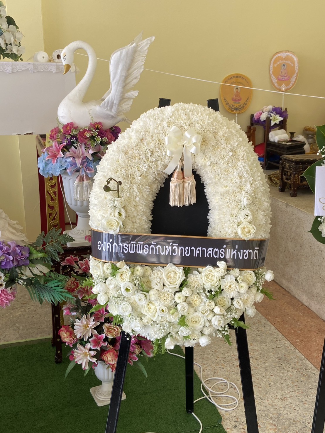 พวงหรีดดอกไม้สดสีขาว ส่งด่วนคลองหลวง ปทุมธานี โดย StyleWreath