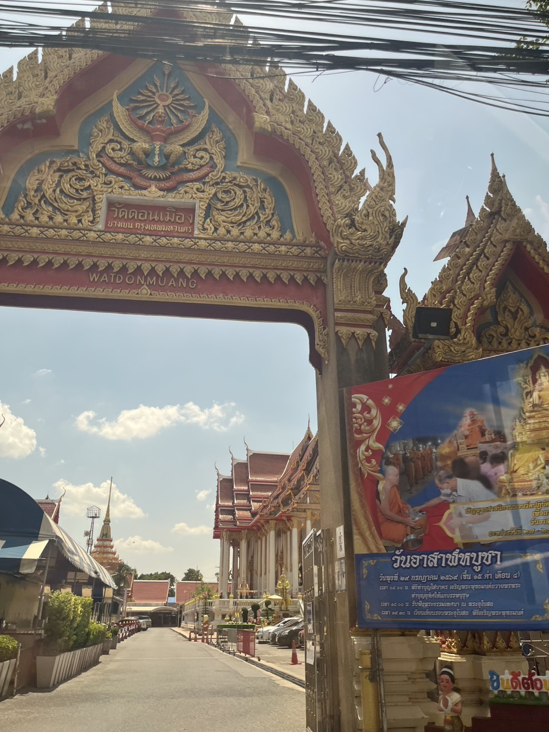 พวงหรีดวัดดอนเมือง ส่งด่วนตรงเวลา ถึงศาลา 9 พวงหรีดขนาดกะทัดรัดจัดวางที่ศาลาเอนกประสงค์ 6 วัดดอนเมือง
