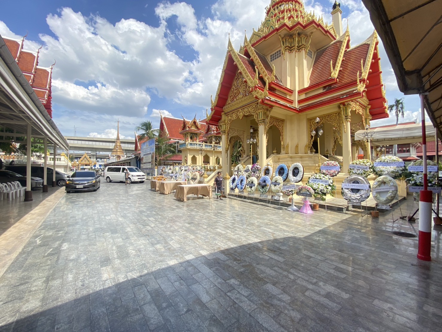 พวงหรีดวัดดอนเมือง ส่งด่วนตรงเวลา ถึงศาลา 7 พวงหรีดจัดเรียงหน้าศาลาวัดดอนเมือง