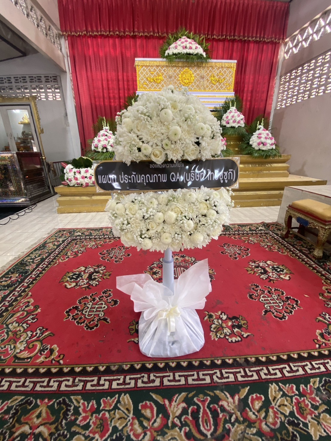 พวงหรีดวัดแสงสรรค์ คลองสอง ธัญบุรี ปทุมธานี ส่งตรงศาลา ตรงเวลา ราคาชัดเจน 7 พวงหรีดตั้งหน้าโต๊ะหมู่บูชาในศาลาวัดแสงสรรค์