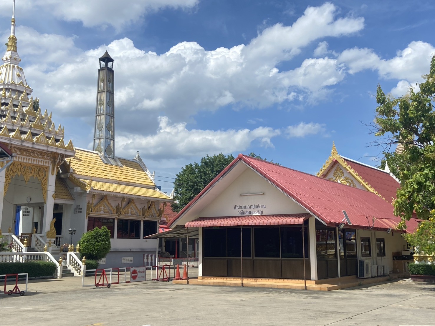 พวงหรีดวัดโพสพผลเจริญ ลำลูกกา ปทุมธานี ส่งตรงศาลา ตรงเวลา ราคาชัดเจน 6 ลานภายในวัดโพสพผลเจริญ มองเห็นอาคารและศาลาโดยรอบ