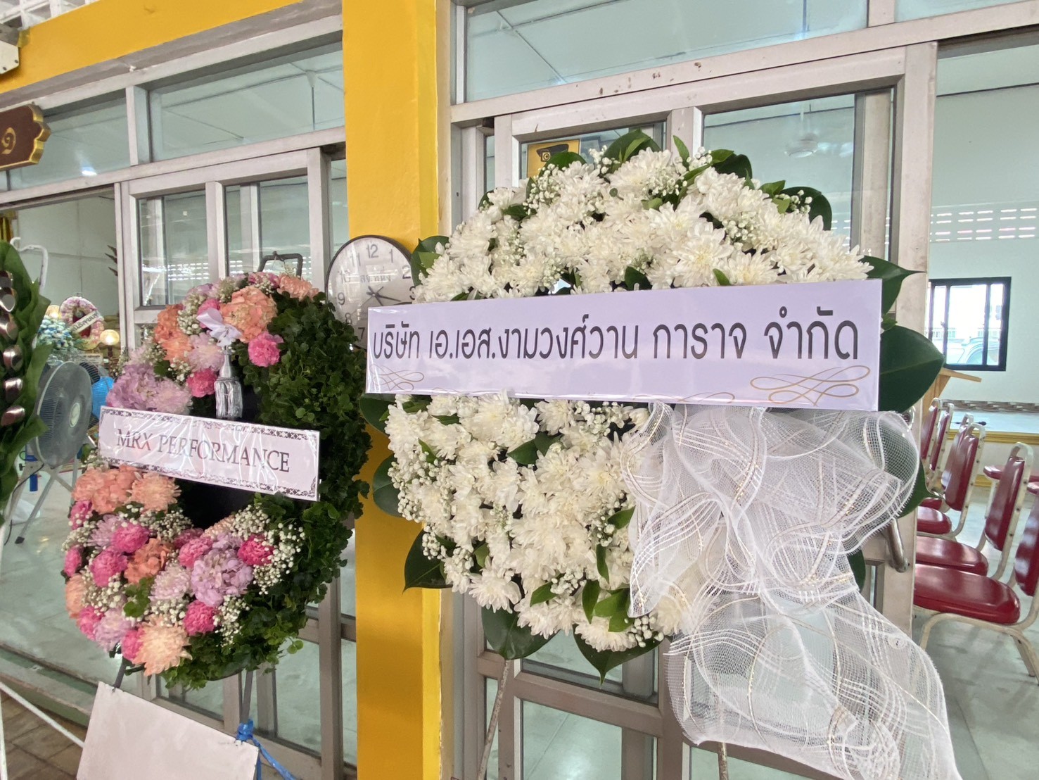 พวงหรีดวัดแสงสรรค์ คลองสอง ธัญบุรี ปทุมธานี ส่งตรงศาลา ตรงเวลา ราคาชัดเจน 9 พวงหรีดหลายพวงจัดวางที่วัดแสงสรรค์
