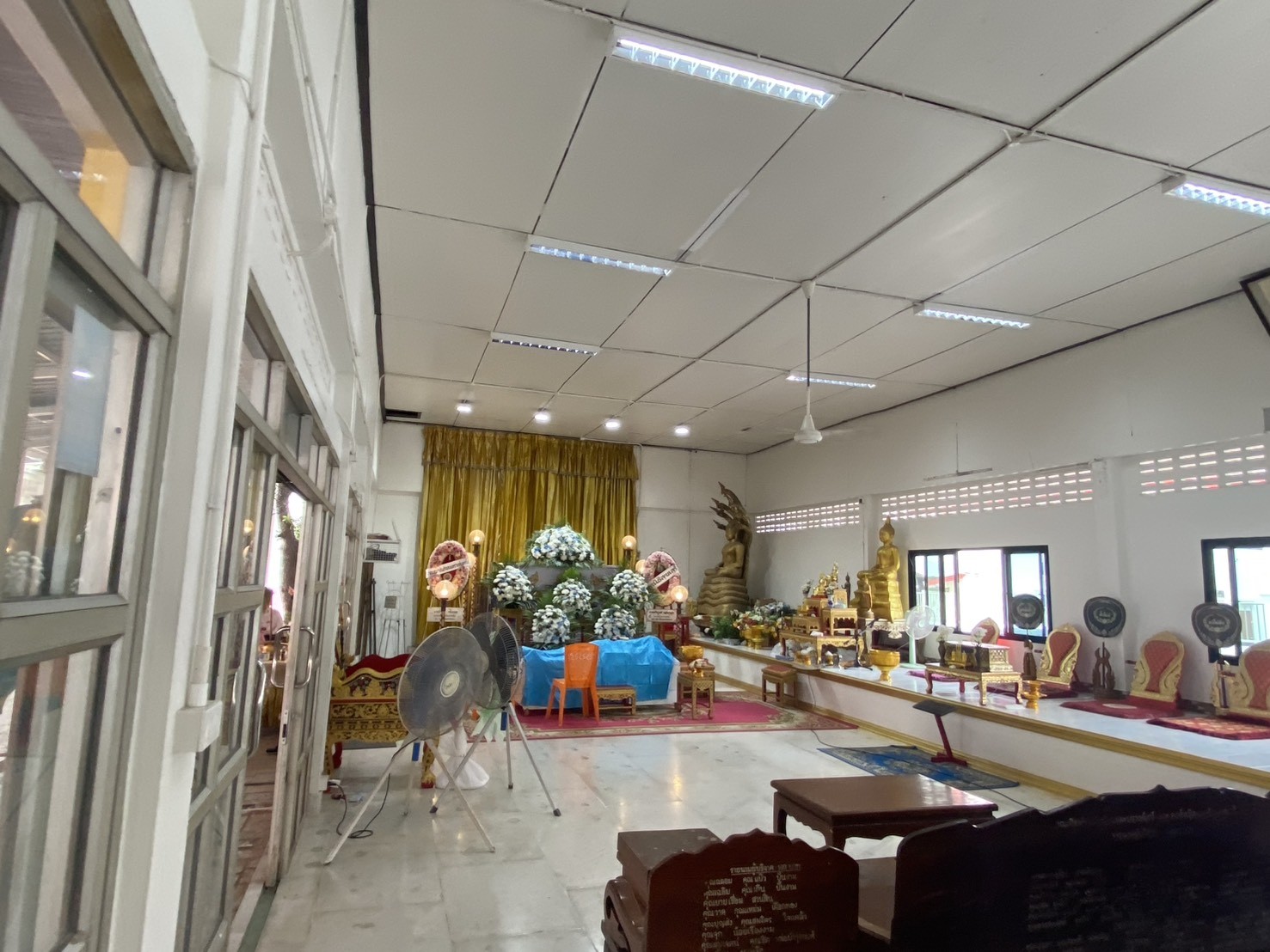 พวงหรีดวัดแสงสรรค์ คลองสอง ธัญบุรี ปทุมธานี ส่งตรงศาลา ตรงเวลา ราคาชัดเจน 10 ภายในศาลาวัดแสงสรรค์ ประดิษฐานพระพุทธรูป