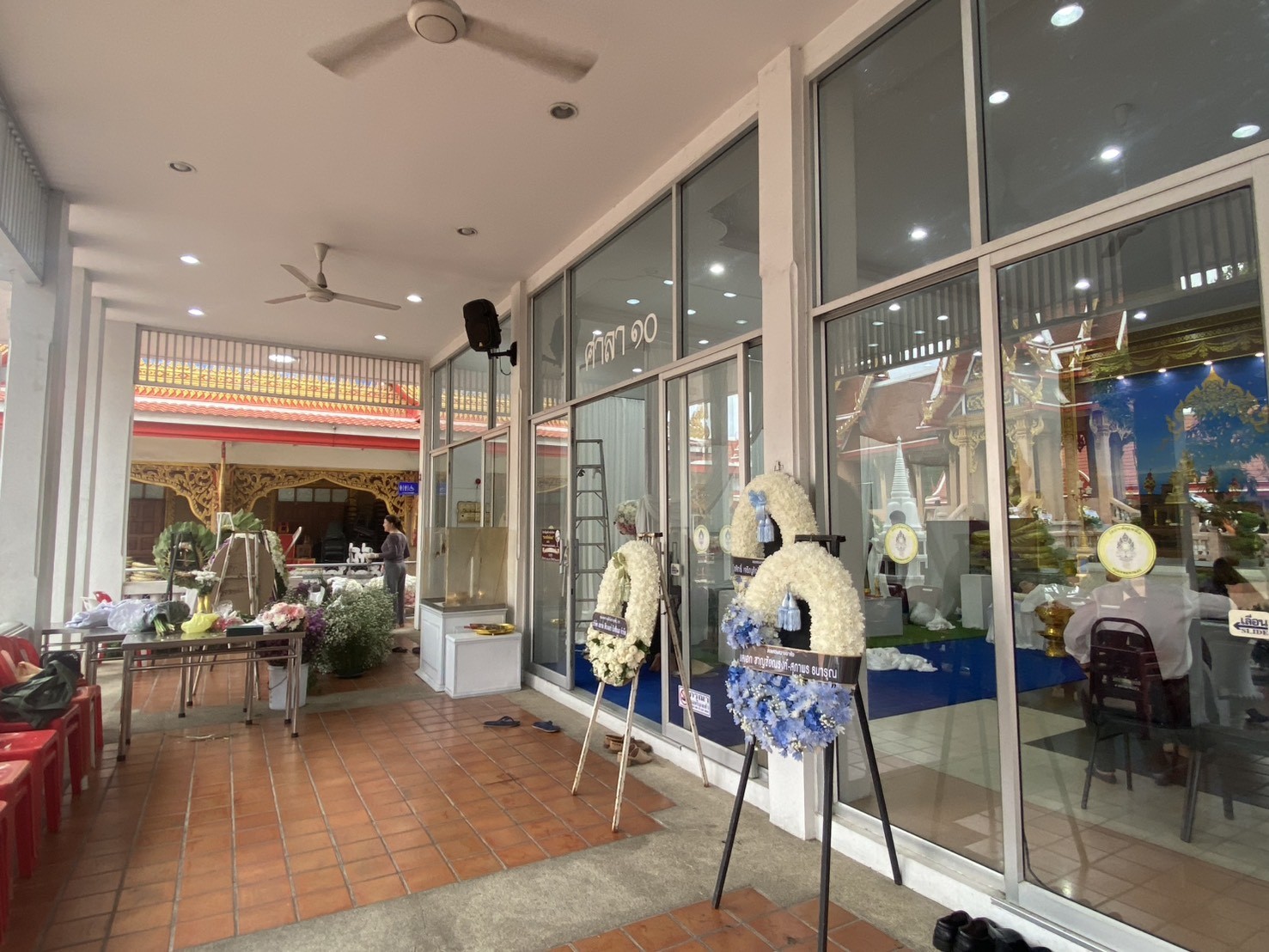 รีวิวร้านพวงหรีด กทม ที่ไหนดี บริการเชื่อถือได้ (อัปเดต 2569) 8 หน้าศาลาวัด จุดจัดส่งพวงหรีดจริงของ StyleWreath