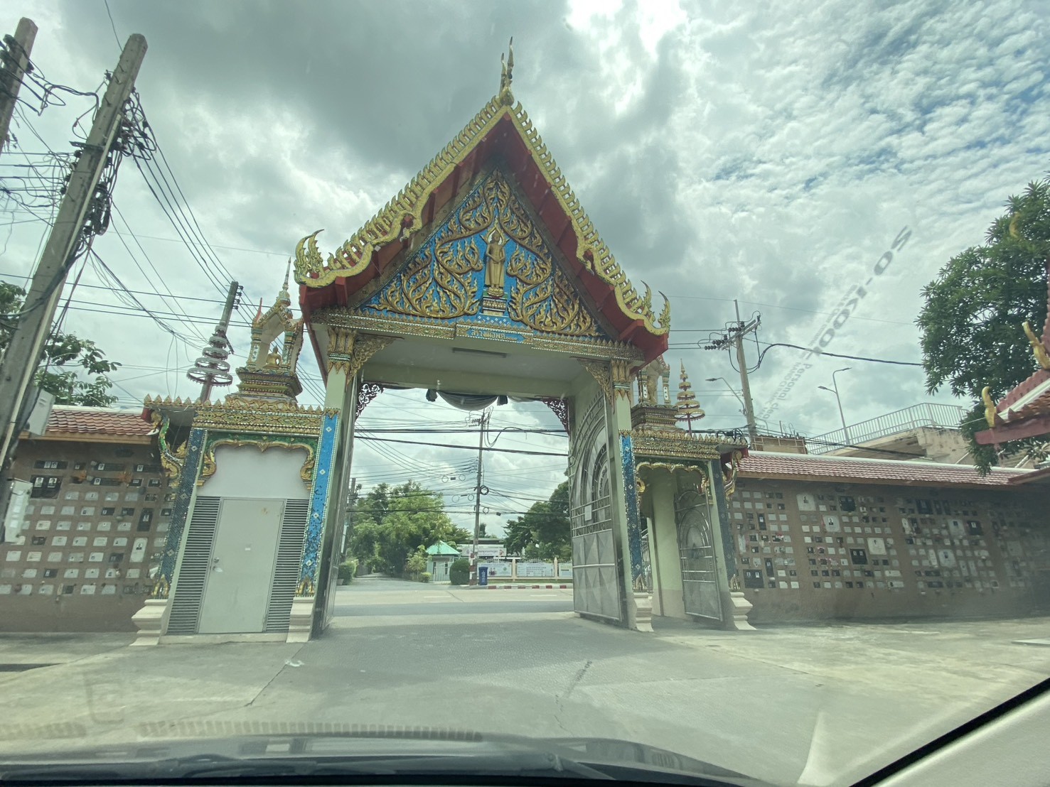 ทางเข้าวัดนวลจันทร์ บึงกุ่ม ประตูเมรุด้านหน้า