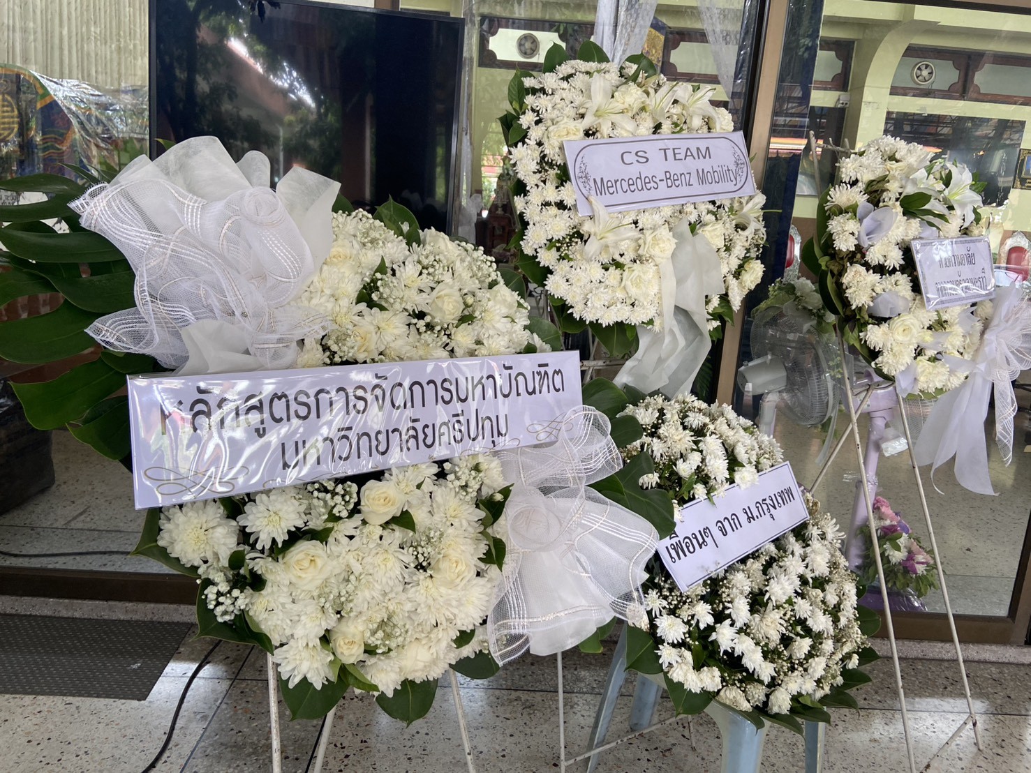 พวงหรีดดอกไม้สดหลายแบบจัดส่งถึงวัดนวลจันทร์ตรงเวลานัดหมาย