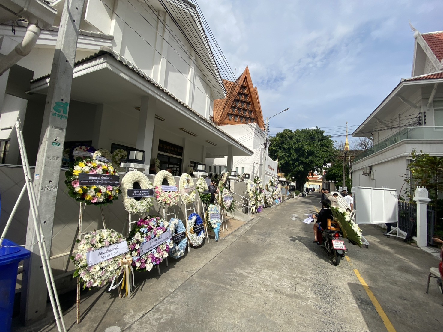 พวงหรีดวัดธาตุทอง เอกมัย ส่งตรงศาลา ตรงเวลา ราคาชัดเจน 8 แถวพวงหรีดจัดส่งจริงหน้าศาลาวัดธาตุทอง