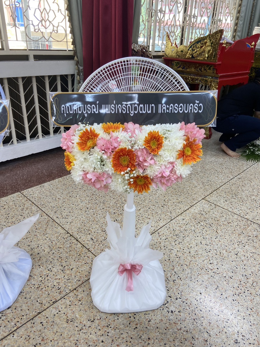 พวงหรีดวัดธาตุทอง เอกมัย ส่งตรงศาลา ตรงเวลา ราคาชัดเจน 10 พวงหรีดพัดลมพร้อมส่งถึงวัดธาตุทอง เอกมัย