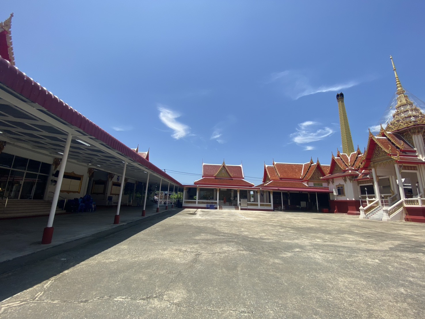 ลานวัดและอาคารภายในวัดลาดปลาดุก นนทบุรี