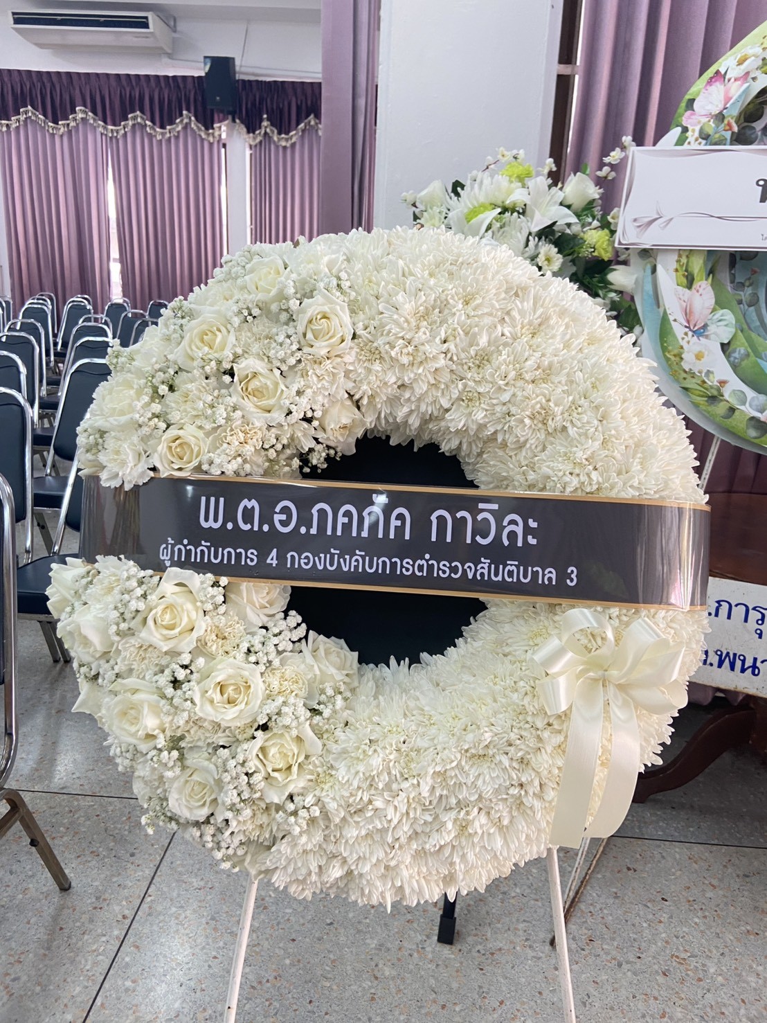 พวงหรีดดอกไม้สดสีขาวจัดส่งจริงที่วัดลาดปลาดุก