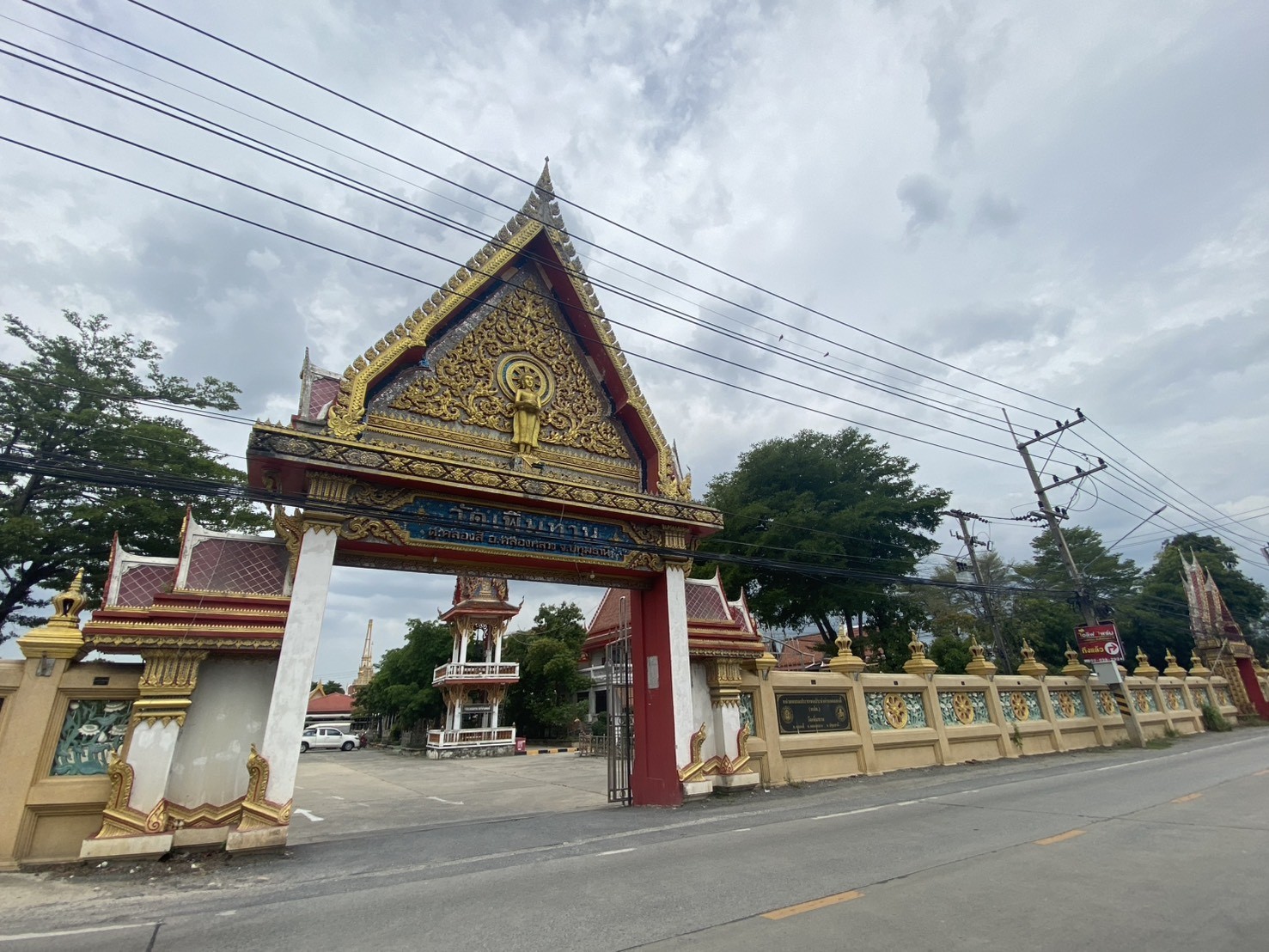 พวงหรีดวัดเพิ่มทาน คลองสี่ คลองหลวง ปทุมธานี ส่งตรงศาลา ตรงเวลา ราคาชัดเจน 6 กำแพงและซุ้มประตูวัดเพิ่มทาน ริมถนน