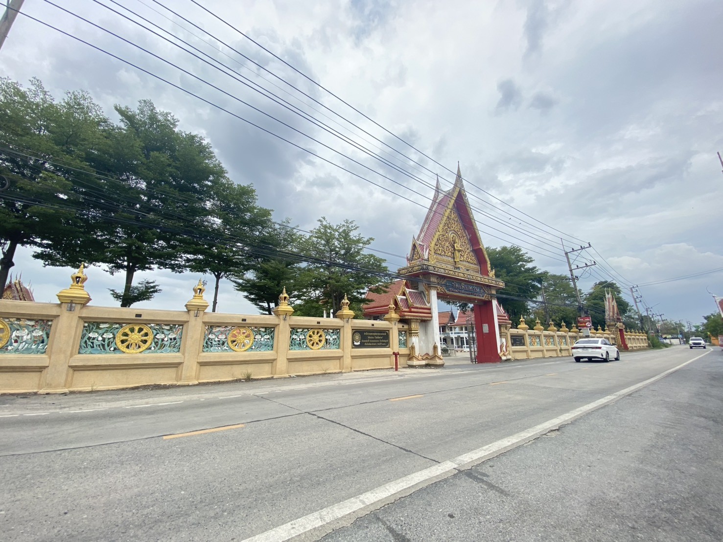 พวงหรีดวัดเพิ่มทาน คลองสี่ คลองหลวง ปทุมธานี ส่งตรงศาลา ตรงเวลา ราคาชัดเจน 8 กำแพงวัดเพิ่มทานและถนนทางเข้า