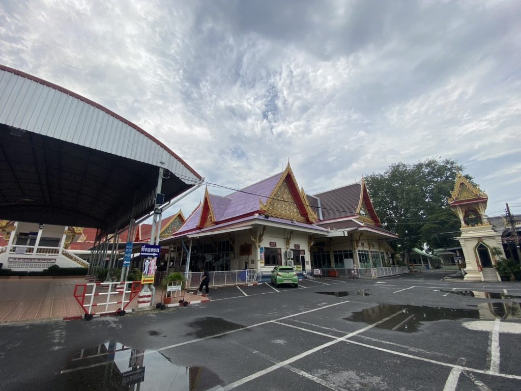 ส่งพวงหรีดไปวัดยังไง ถ้าไม่รู้ศาลาหรือเวลาสวด ต้องทำอย่างไร 5 อาคารศาลาและลานจอดรถภายในวัด จุดที่ควรถามทางก่อนส่งพวงหรีด