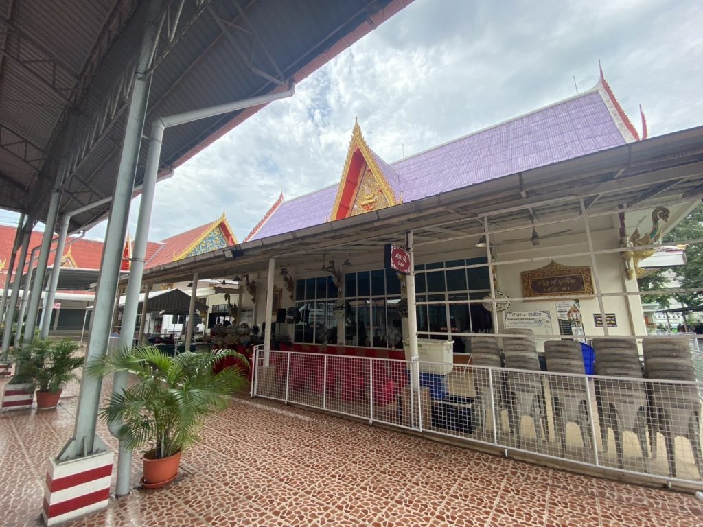 ส่งพวงหรีดไปวัดยังไง ถ้าไม่รู้ศาลาหรือเวลาสวด ต้องทำอย่างไร 6 ศาลาหลังคาสีม่วงภายในวัด ตัวอย่างศาลาที่จัดงานสวดพระอภิธรรม