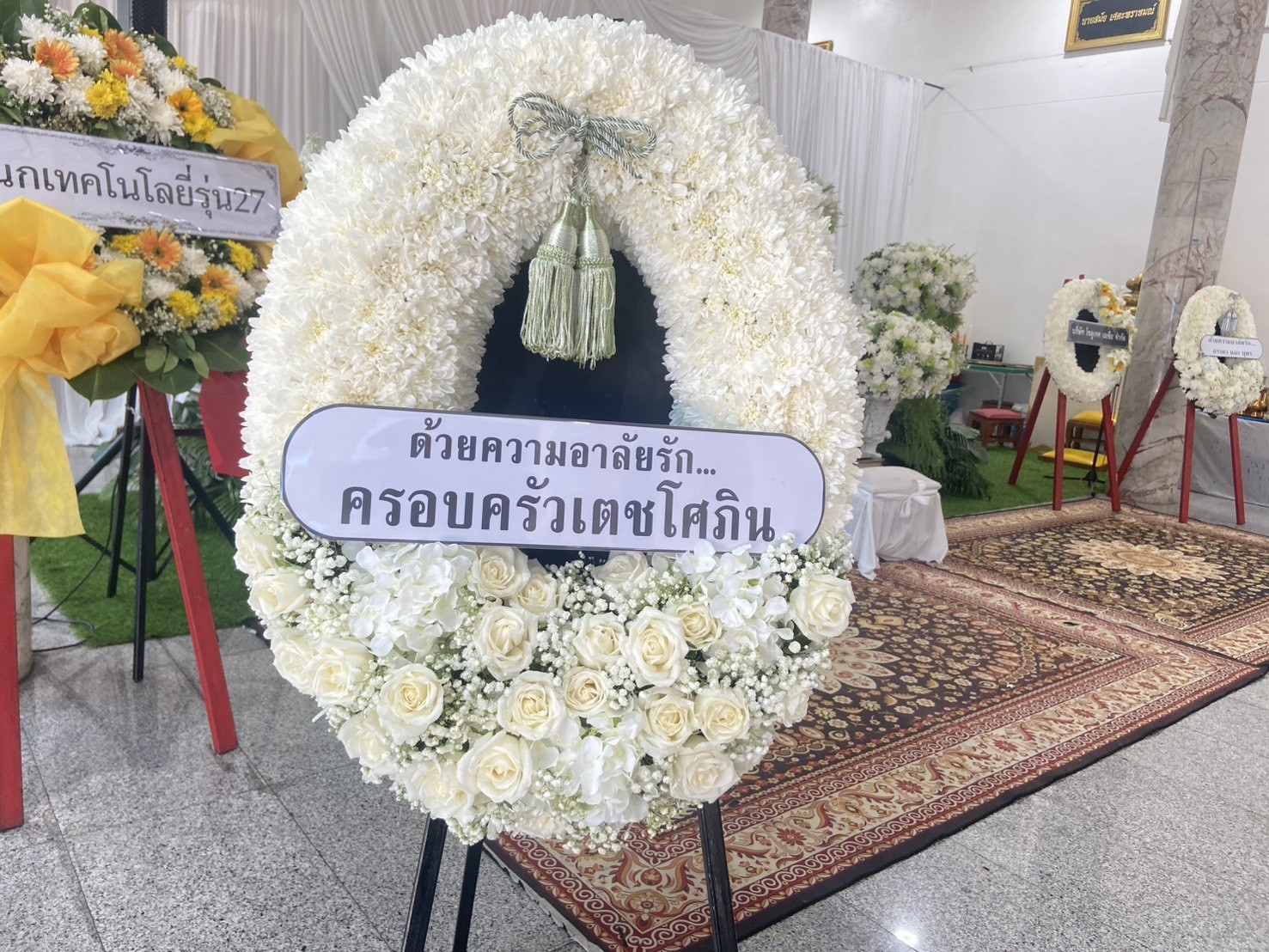 พวงหรีดวัดสายไหม ปทุมธานี 2569 ส่งฟรีถึงศาลา จัดส่งไว ราคาเริ่มต้น 1,200 บาท 9 แถวพวงหรีดจำนวนมากในศาลาวัดสายไหม ปทุมธานี