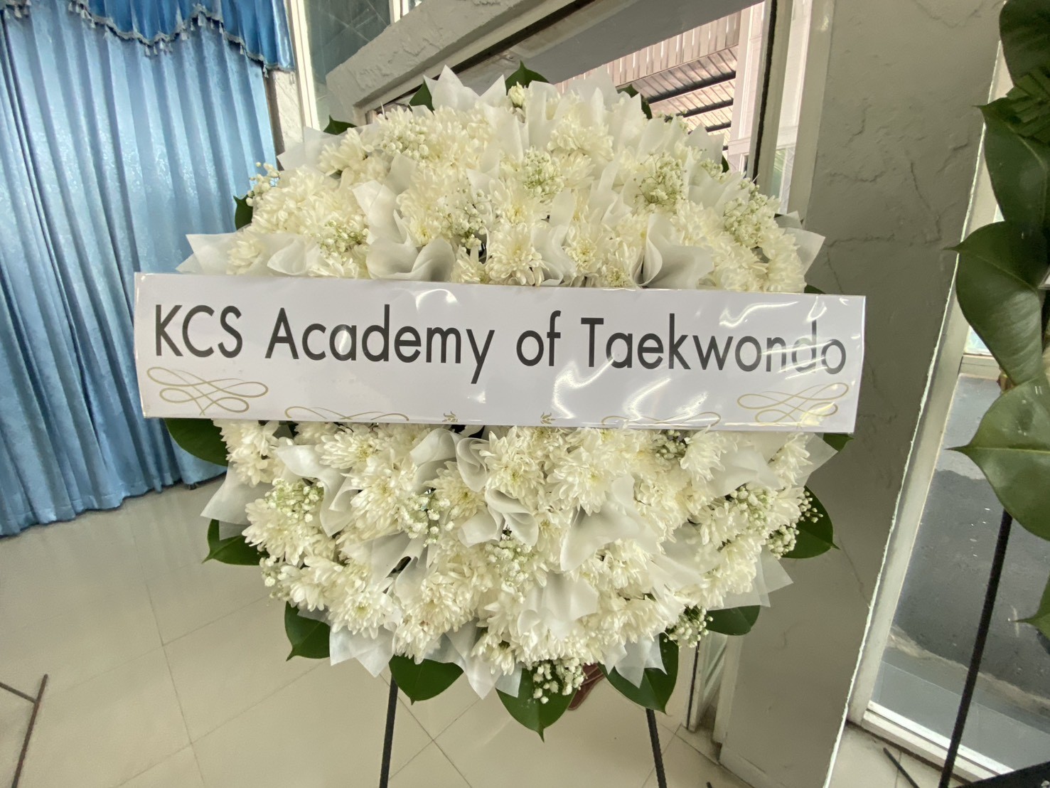 พวงหรีดบริษัท สั่งในนามองค์กร ออกใบกำกับภาษีได้ ส่งทั่วประเทศ 1 พวงหรีดดอกไม้สด KCS Academy of Taekwondo ตัวอย่างพวงหรีดในนามองค์กร