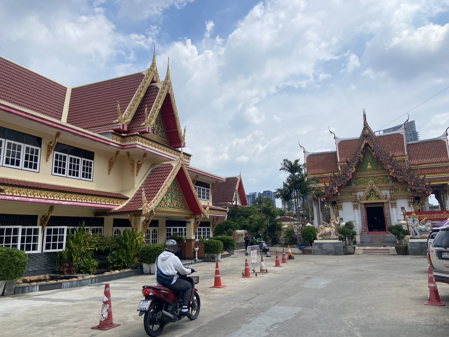พวงหรีดวัดบวรนิเวศวิหาร พระนคร ส่งตรงศาลา ตรงเวลา ราคาชัดเจน 5 บรรยากาศวัดแบบไทยที่ทีมงาน StyleWreath เคยให้บริการจัดส่งพวงหรีด